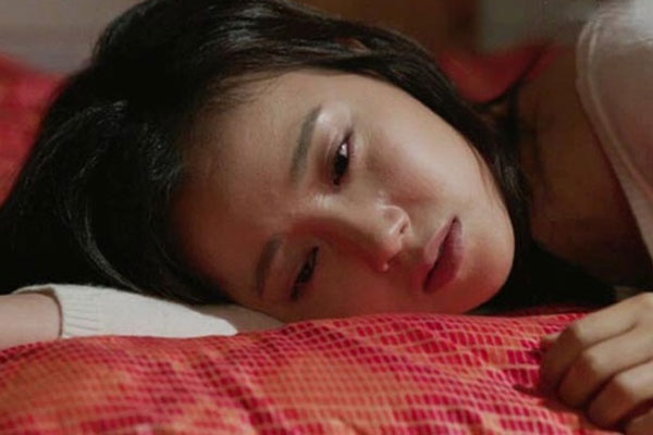 Giữa lúc nhà tôi nguy khốn thì được bạn của bố giúp đỡ, khi mọi chuyện xong xuôi, chú ấy bỗng nắm chặt tay tôi đưa ra một đề nghị khiến tôi hoảng loạn-2