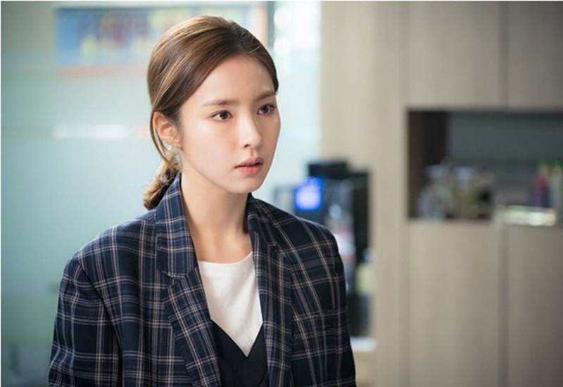 Mời bạn thân ngủ lại nhà, nửa đêm vợ chết đứng trước việc làm của cô nàng cùng hành động đáp trả từ chồng mình-1