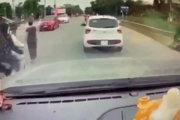 2 nữ ninja đi xe máy đâm trúng người phụ nữ đang lững thững sang đường, cảnh tượng lúc đó khiến tất cả sững sờ