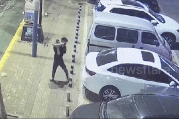 Kính rơi xuống đầu khi đang uống cà phê vỉa hè-1