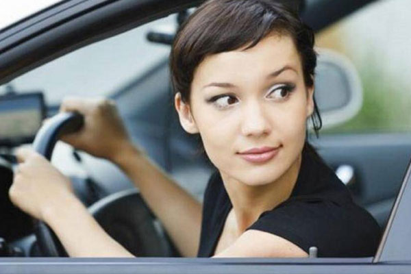 Mải nhìn điện thoại, tài xế lùi ôtô trúng bé gái-1