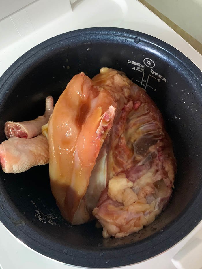Thả con gà ướp dầu hào vào nồi cơm điện, 40 phút sau lại được món ngon bất ngờ-3