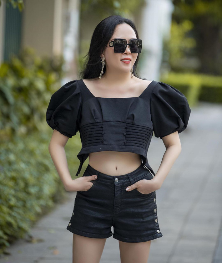 Ngoài 40 vẫn bung lụa diện crop top cho bằng chị bằng em, Phượng Chanel gây choáng vì eo thon bất ngờ-1