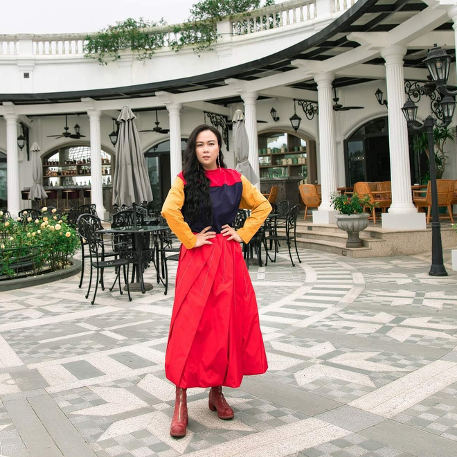 Ngoài 40 vẫn bung lụa diện crop top cho bằng chị bằng em, Phượng Chanel gây choáng vì eo thon bất ngờ-14