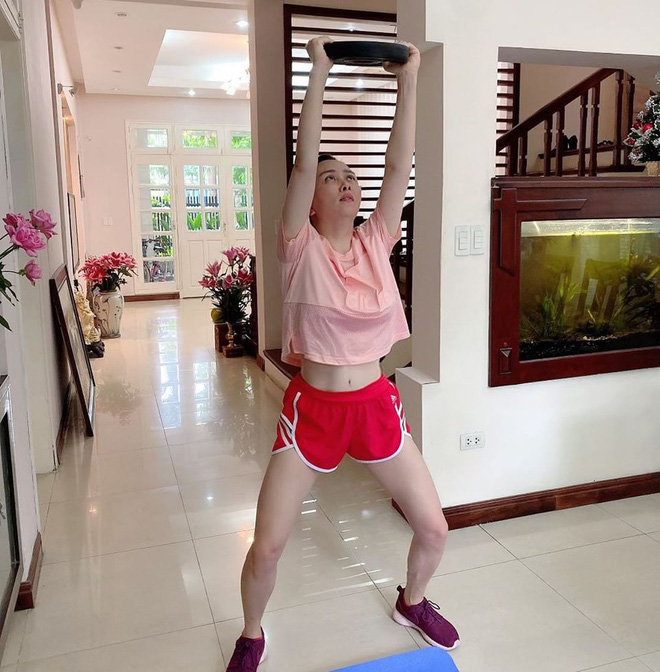 Ngoài 40 vẫn bung lụa diện crop top cho bằng chị bằng em, Phượng Chanel gây choáng vì eo thon bất ngờ-4