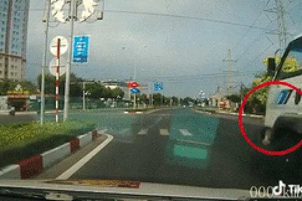 Tài xế xe tải đánh lái thần kỳ, cứu sống 2 thanh niên vượt đèn đỏ