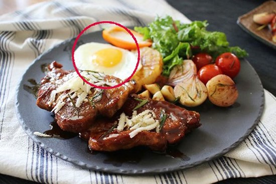 Vì sao ăn bít tết lại có trứng ốp tái bên cạnh, nhiều người bất ngờ khi biết sự thật