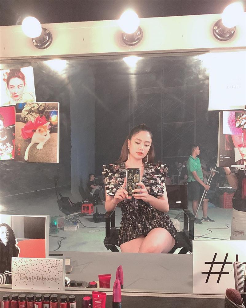 Hai nàng tên Linh cùng diện đầm Công Trí: Hoàng Thùy Linh bị soi dáng ngồi nhạy cảm, Tường Linh thị phạm chiêu hack chân dài miên man-1