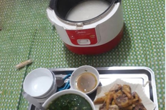 Tới bữa ăn, vợ xách nồi cơm còn nguyên gạo sống ra khiến chồng tức tối mắng “ăn hại” nhưng ngay lập tức nghệt mặt vì lời chỉnh đốn của mẹ mình