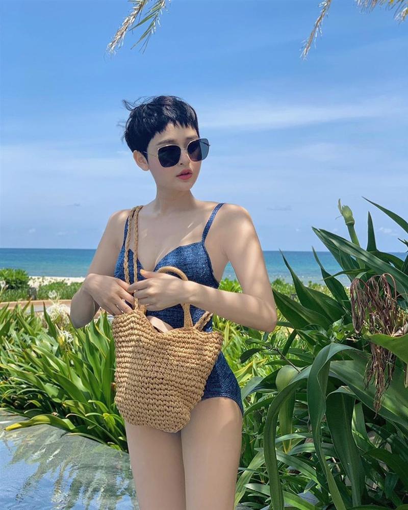 Chẳng cần bikini hiểm hóc, Hiền Hồ diện áo tắm liền mảnh vẫn thừa sức cân đẹp cả dàn mỹ nhân-1
