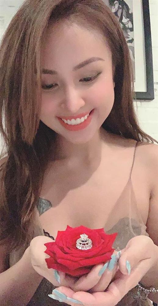 MC Vân Hugo hạnh phúc khoe nhẫn kim cương khủng, ngầm thông báo đã được cầu hôn và sắp lên xe hoa lần 2?-1
