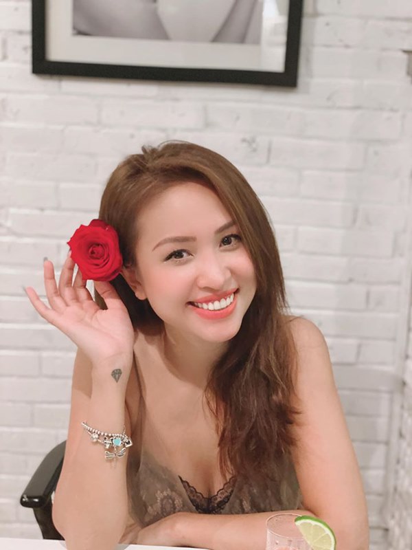 MC Vân Hugo hạnh phúc khoe nhẫn kim cương khủng, ngầm thông báo đã được cầu hôn và sắp lên xe hoa lần 2?-3
