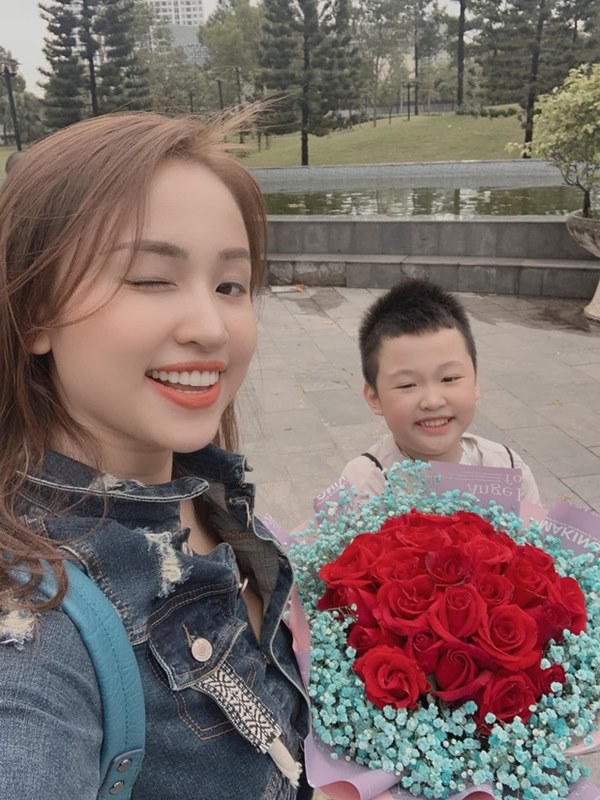 MC Vân Hugo hạnh phúc khoe nhẫn kim cương khủng, ngầm thông báo đã được cầu hôn và sắp lên xe hoa lần 2?-6