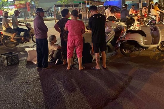 Hà Nội: Xe máy va chạm với ô tô, cháu bé 15 tháng tuổi tử vong thương tâm, người ông đi cùng bị thương vùng đầu