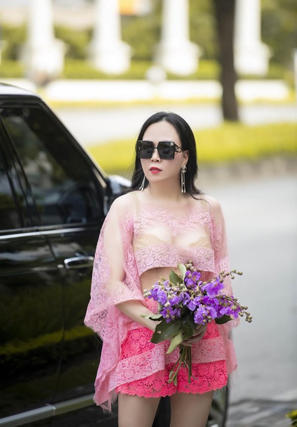 Phượng Chanel liên tục gây chú ý với gu ăn mặc-3