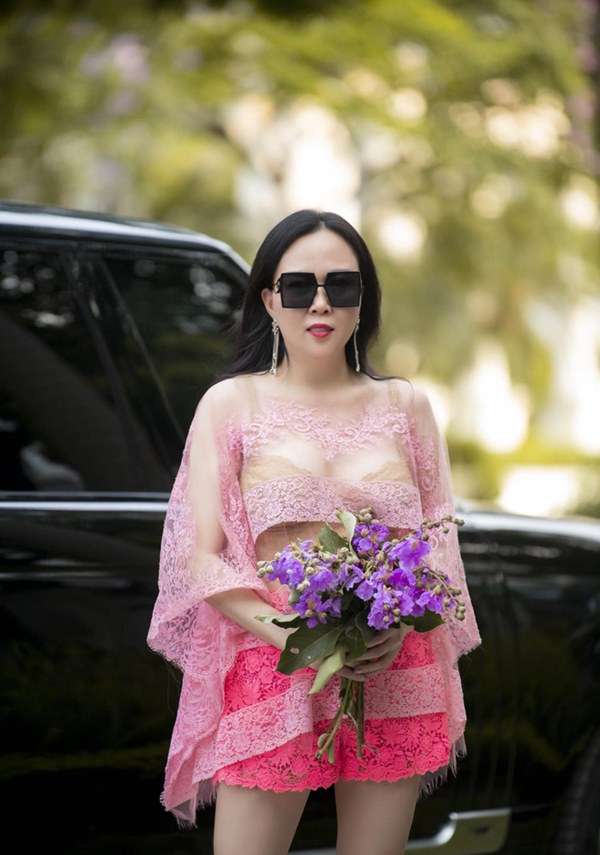 Phượng Chanel liên tục gây chú ý với gu ăn mặc-4