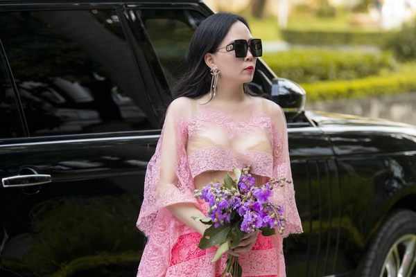 Chỉ từ một chi tiết trên gương mặt, tuổi thật của Phượng Chanel đã được thể hiện rõ-10