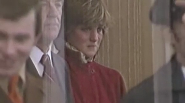 Sự thật phía sau bức ảnh Công nương Diana bật khóc tại sân bay: Cứ ngỡ cuộc chia ly xúc động hóa ra là giây phút biết mình là người thừa-2