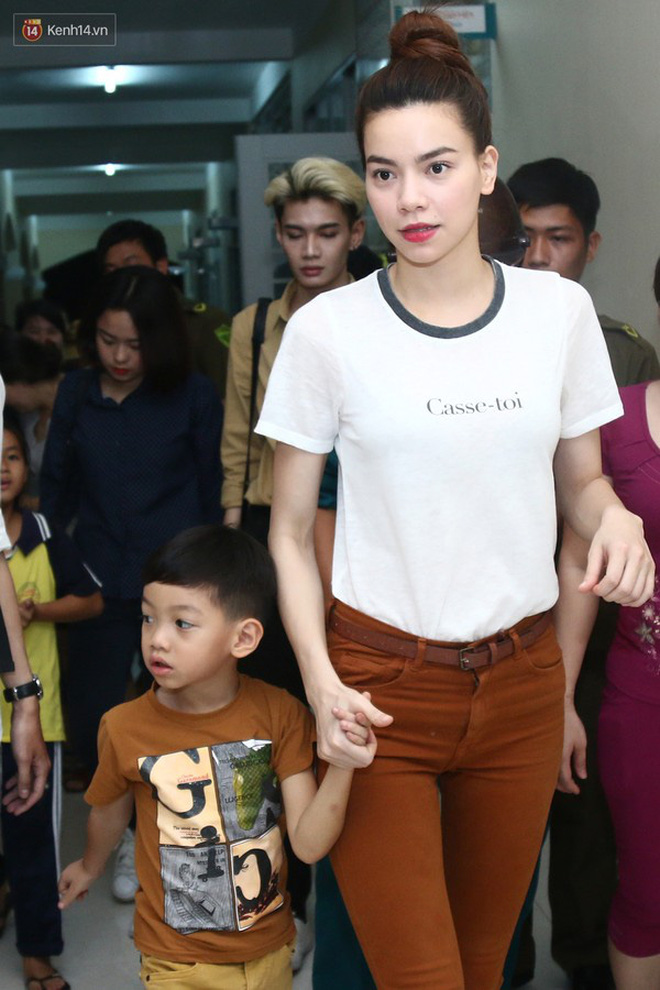 Hà Hồ độ này lạ quá, bình thường rất sủng đồ bó sát mà giờ toàn mặc váy áo rộng mênh mông-12