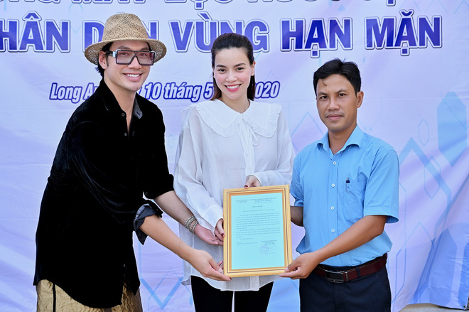 Hà Hồ độ này lạ quá, bình thường rất sủng đồ bó sát mà giờ toàn mặc váy áo rộng mênh mông-8