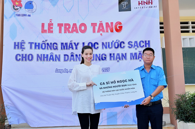Hà Hồ độ này lạ quá, bình thường rất sủng đồ bó sát mà giờ toàn mặc váy áo rộng mênh mông-9