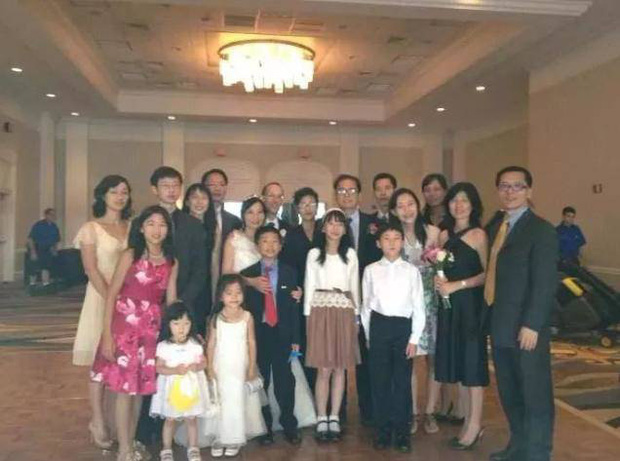 Gia đình 8 người chen chúc trong căn nhà 16m2, nhiều năm sau cuộc đời họ thay đổi hoàn toàn, nổi tiếng cả thế giới nhờ 1 điều-1