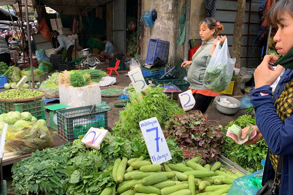 Cạn tiền bị tiểu thương chém giá đắt, dân dậy sớm đi chợ đầu mối-7