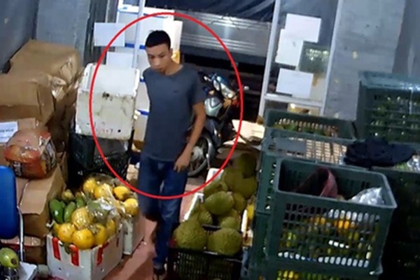 Lợi dụng đám cưới đông người để trộm ví-1