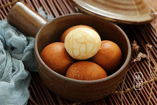 Cách làm trứng vân cẩm thạch tưởng khó mà siêu dễ nhé chị em!