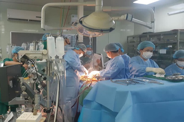 Chuyển 2 lá gan của người phụ nữ chết não từ Hà Nội vào TPHCM cứu sống một bệnh nhân xơ gan nặng-1