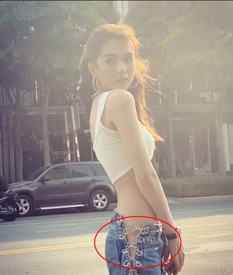 Diện quần xẻ hông hiểm hóc như sắp tụt, Ngọc Trinh tự tin không mặc nội y xuống phố-5