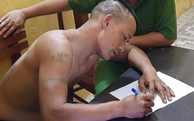 NÓNG: 2 tay 2 dao xông vào trụ sở công an chém 1 cán bộ trọng thương-1