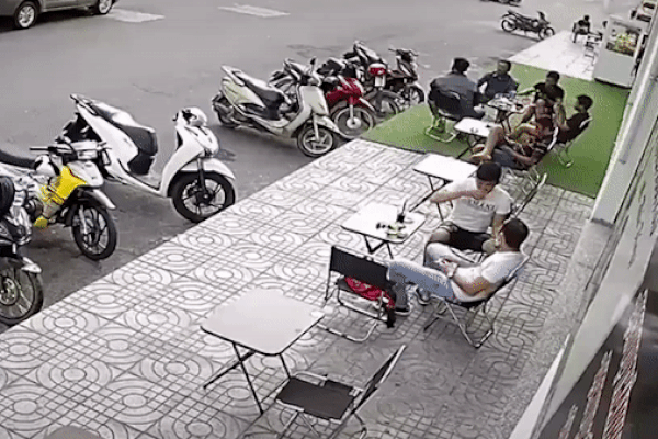 Kính rơi xuống đầu khi đang uống cà phê vỉa hè