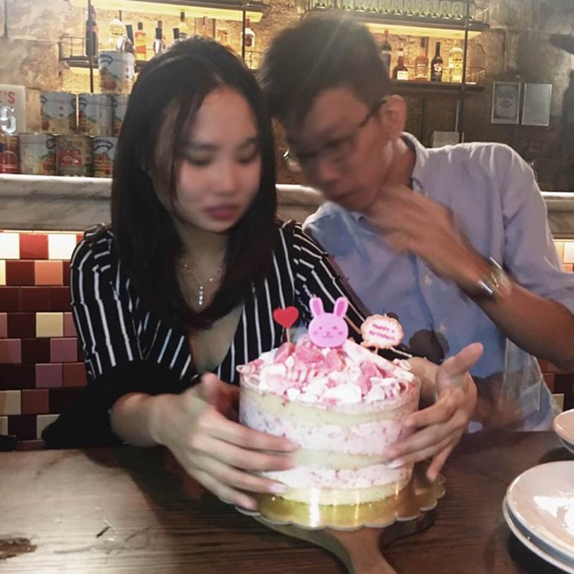 Vô tình gặp chồng đưa bồ đi làm tóc, vợ có pha xử lý nhẹ nhàng mà thể hiện đúng vị thế-1