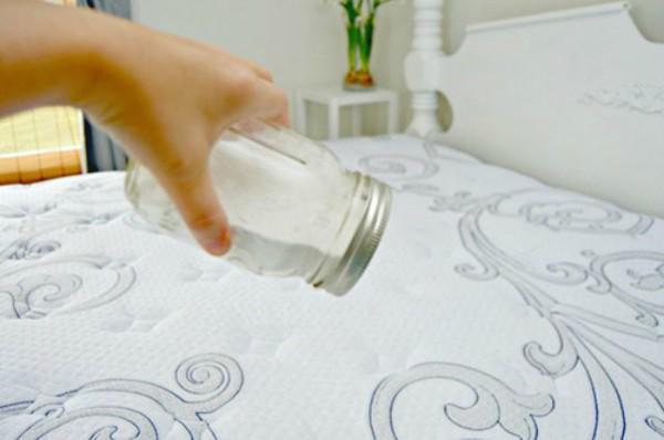 Pour baking soda on the mattress and you will be surprised after an hour-2