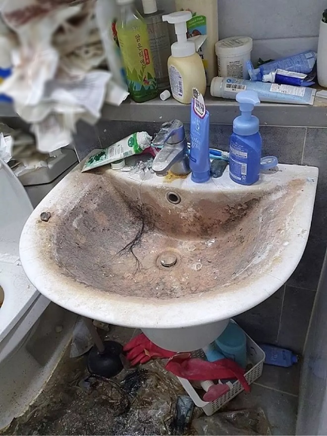 Sinh viên ở bẩn sẽ thảm họa mức nào: Rác chặn hết lối đi, băng vệ sinh dùng xong không vứt, bốc mùi hôi thối cả nhà-2