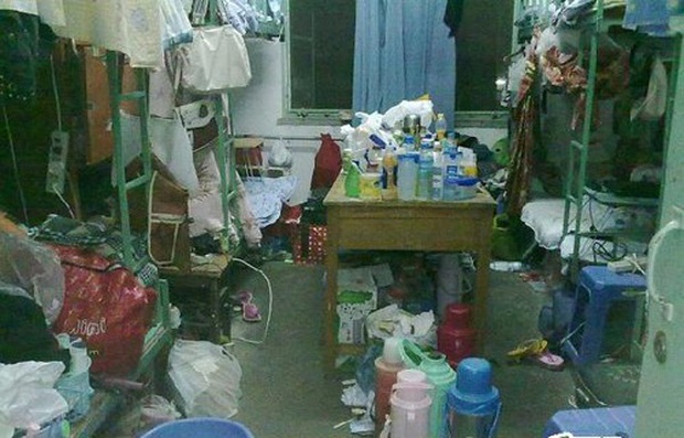 Sinh viên ở bẩn sẽ thảm họa mức nào: Rác chặn hết lối đi, băng vệ sinh dùng xong không vứt, bốc mùi hôi thối cả nhà-7