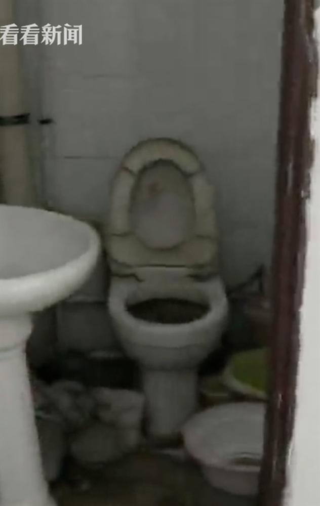 Sinh viên ở bẩn sẽ thảm họa mức nào: Rác chặn hết lối đi, băng vệ sinh dùng xong không vứt, bốc mùi hôi thối cả nhà-11