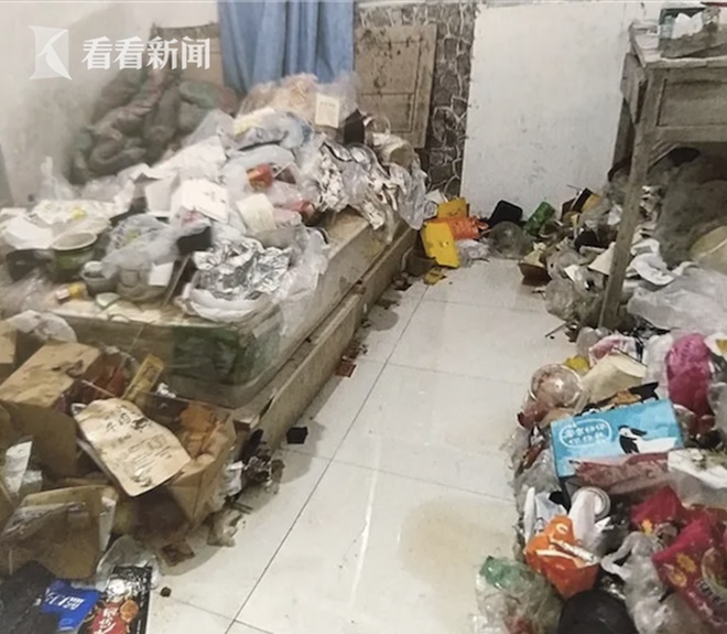 Sinh viên ở bẩn sẽ thảm họa mức nào: Rác chặn hết lối đi, băng vệ sinh dùng xong không vứt, bốc mùi hôi thối cả nhà-12