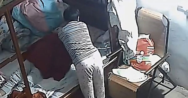 Mẹ già 83 tuổi đột nhiên qua đời, gia đình kiểm tra camera phát hiện sự thật đau lòng-1