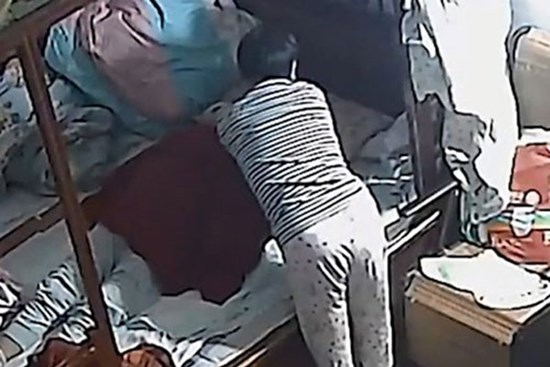Mẹ già 83 tuổi đột nhiên qua đời, gia đình kiểm tra camera phát hiện sự thật đau lòng