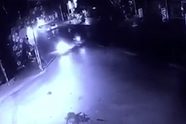 Hai xe máy đối đầu trong đêm, 3 người thương vong