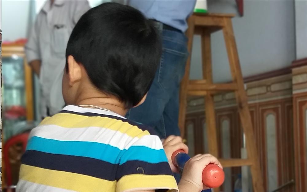 Bé trai bị bố bỏ rơi tại tòa kèm lời nhắn tôi không đẻ, tôi không nuôi: Đã liên hệ gia đình nhưng không ai tới nhận-1