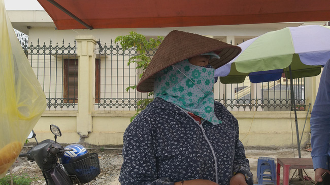 Bé trai bị bố bỏ rơi tại tòa kèm lời nhắn tôi không đẻ, tôi không nuôi: Đã liên hệ gia đình nhưng không ai tới nhận-2