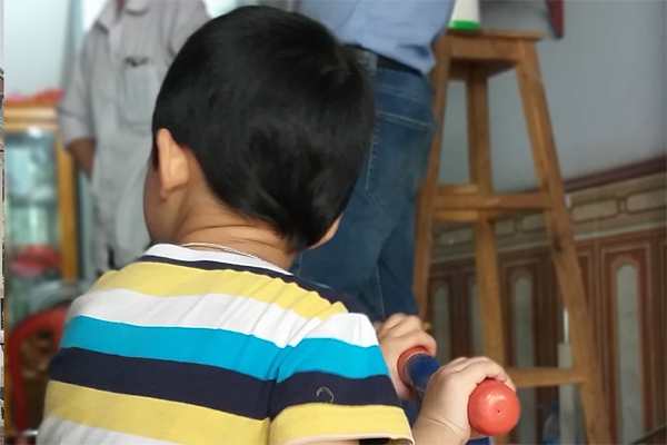 Đang làm việc trong cửa hàng, người phụ nữ bất ngờ bị đối tượng lạ mặt mặc áo chống nắng lao vào đánh tát tới tấp-4