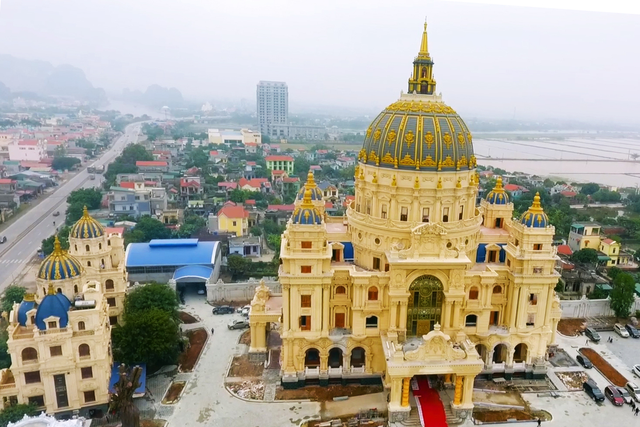 Chiêm ngưỡng lâu đài mạ vàng gây choáng của đại gia Ninh Bình-1
