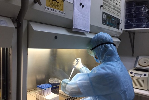 Truy nguồn lây hai nam tiếp viên hàng không mắc COVID-19-1