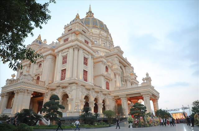 Chiêm ngưỡng lâu đài mạ vàng gây choáng của đại gia Ninh Bình-2