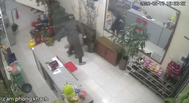 Đang làm việc trong cửa hàng, người phụ nữ bất ngờ bị đối tượng lạ mặt mặc áo chống nắng lao vào đánh tát tới tấp-2