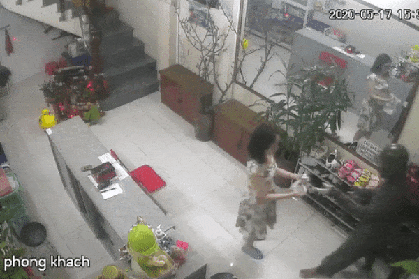 Đang làm việc trong cửa hàng, người phụ nữ bất ngờ bị đối tượng lạ mặt mặc áo chống nắng lao vào đánh tát tới tấp
